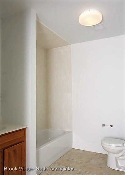 Foto del edificio - 301-243 Brook Village Rd