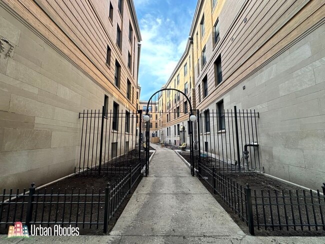 Building Photo - 423 W Belden Ave