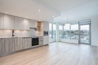 Building Photo - 755 Harbourside Dr