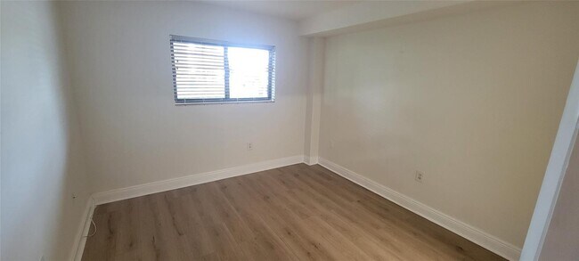 Building Photo - 350 Palm Cir W