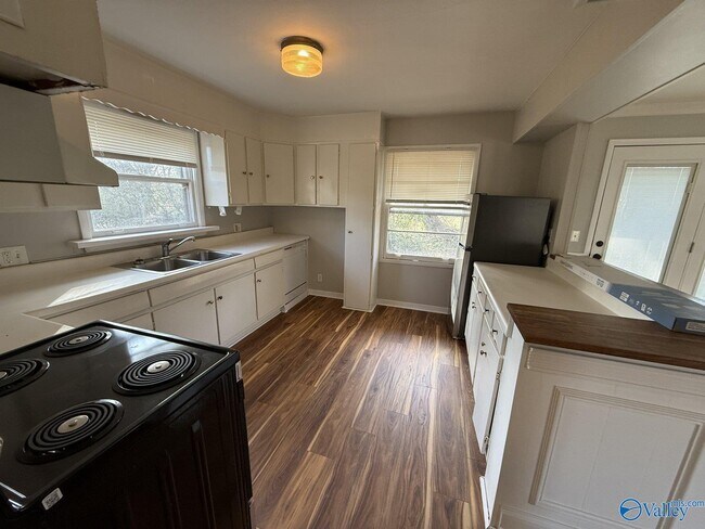 Building Photo - 403 Arthur St NW