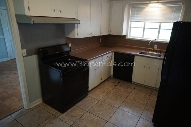 Building Photo - House in Captain Shreve available now
