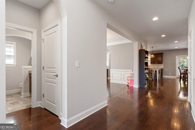 Building Photo - 5430 Northview Lake