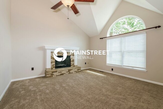 Foto del edificio - 3 Bedroom Pet-Friendly Home in Lee's Summi...