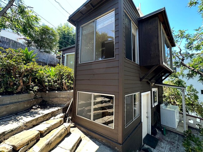 Building Photo - Charming house 1 bed - 1 bath with Fantast...