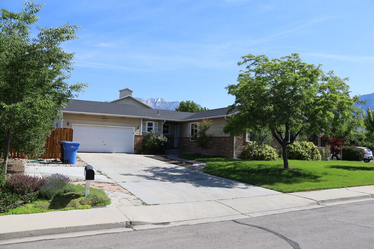 Primary Photo - Large 4 bedroom 3 bath top floor duplex