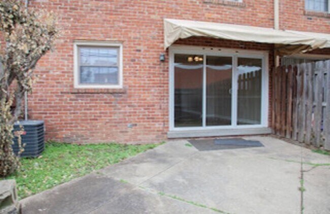 Building Photo - 104 Buckingham Dr