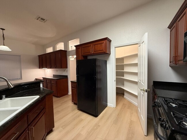 Foto del edificio - Delightfully Spacious Home!