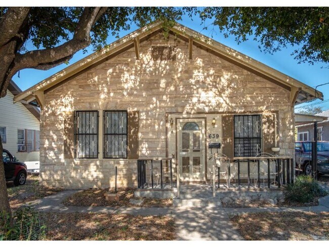 Building Photo - 2 BR 1 BA Gorgeous Home Near Downtown