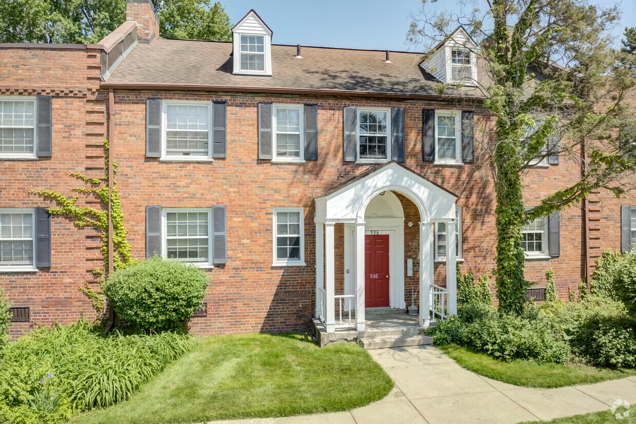 Hillcrest Village - Hillcrest Village Apartments