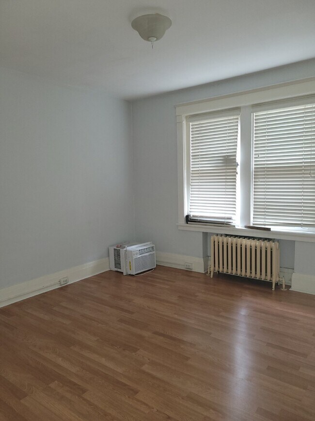 Building Photo - Two Bedroom Condo with Bonus Room in Shadyside