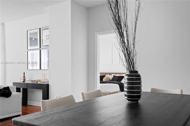 Foto del edificio - 8390 SW 72nd Ave