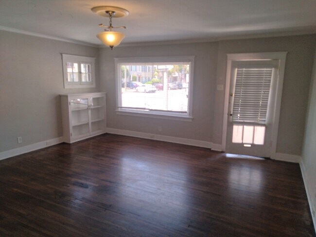 Building Photo - 1000 E 1st St