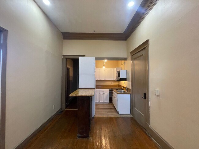 Building Photo - One Bedroom Apartment in Great Downtown Lo...