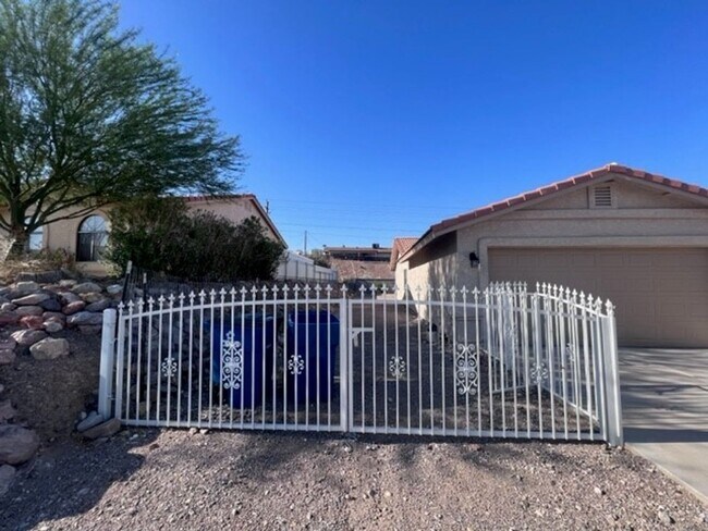 Building Photo - 3 Br 2Ba with fenced Yard, Boat deep Garag...