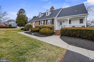 Building Photo - 731 W Country Club Dr