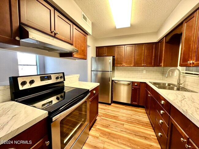 Building Photo - 724 Azalea Dr