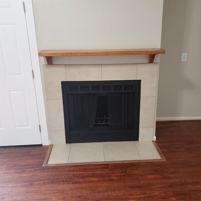Building Photo - 16530 Holly Trail Dr