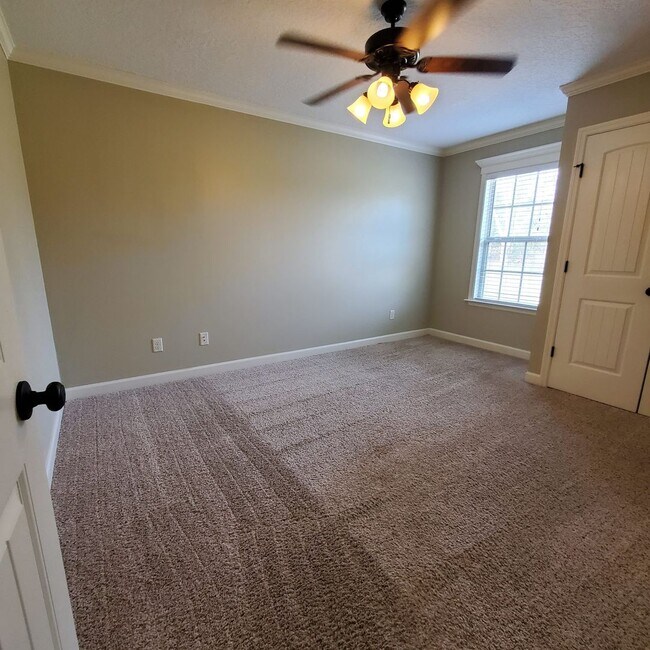 Foto del edificio - Modern Elegance in Nelson Hill: 4BR/2BA Oasis with Wood Floors, Fenced Yard, and Pet-Friendly Perks!