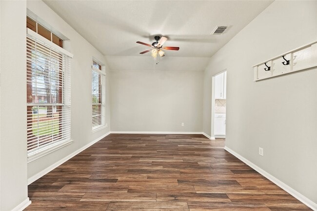 Foto del edificio - 9910 Pine Flats Dr