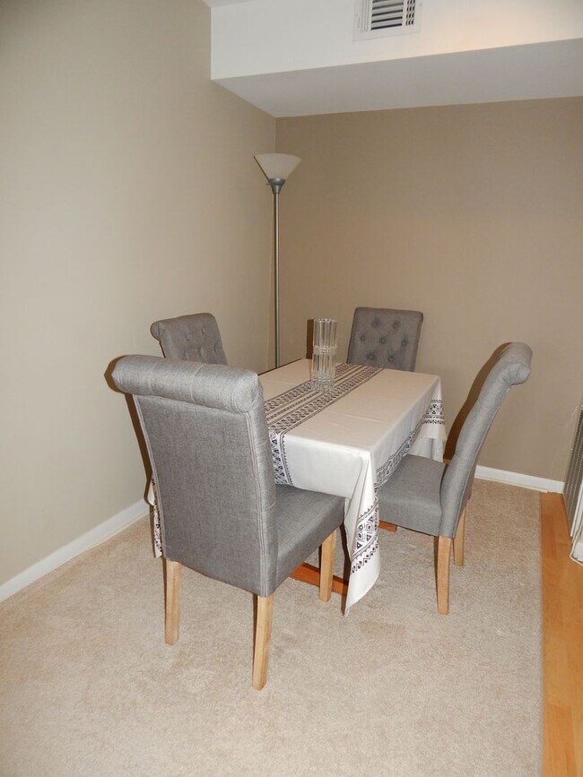 Foto del edificio - Great Location 1.5 miles from King St Metro