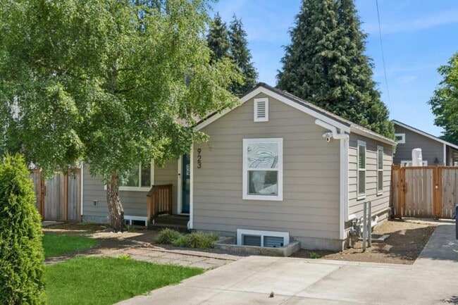 Building Photo - 3 bedroom in Seattle WA 98103