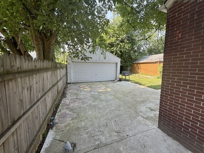 Foto del edificio - Must see FOUR bedroom Bungalow home
