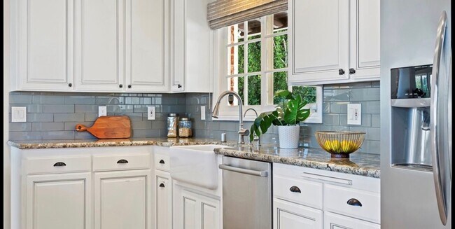 Foto del edificio - Resort-Style Living with Pool & Iconic Coastal Views