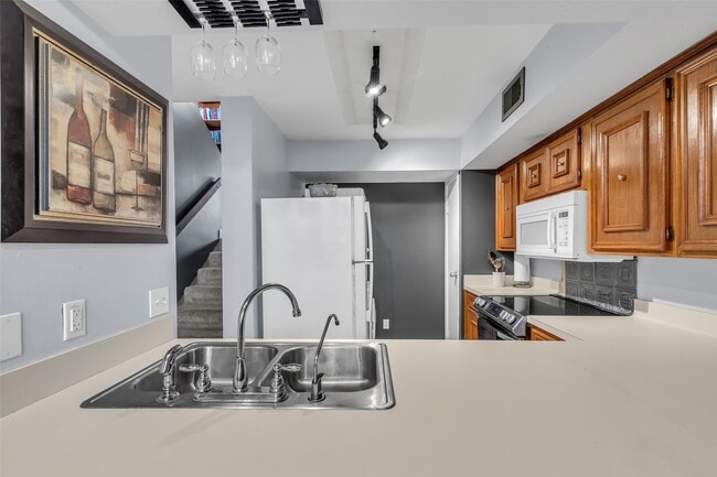 Building Photo - 3905 Sunrise Dr