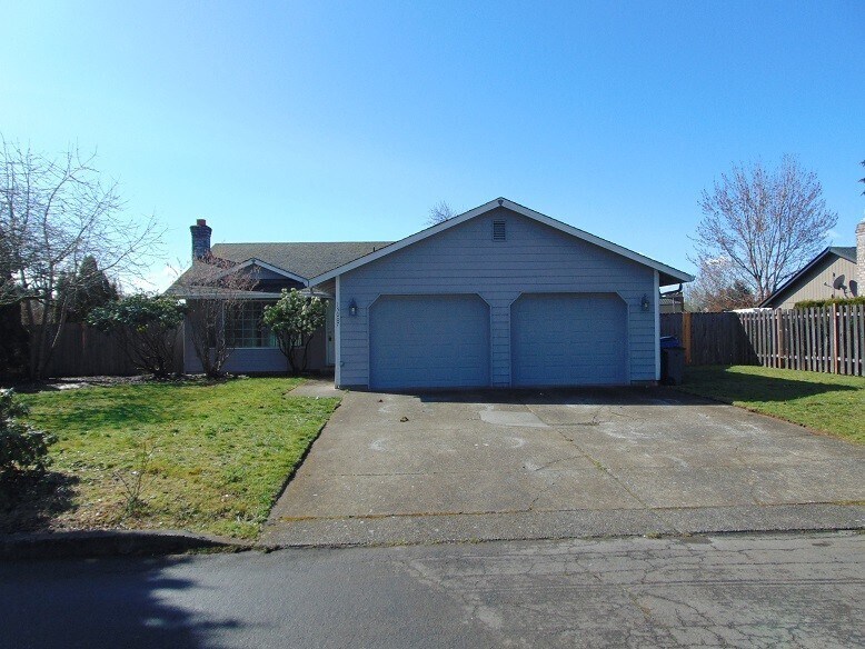 Enjoy Easy Living in Cascade Park with a Private Fenced Backyard - Enjoy Easy Living in Cascade Park with a Private Fenced Backyard