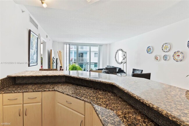 Building Photo - 1 br, 1.5 bath Condo - 6917 Collins Ave Ap...