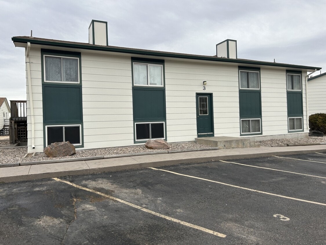 Front - 402 Miller Ln