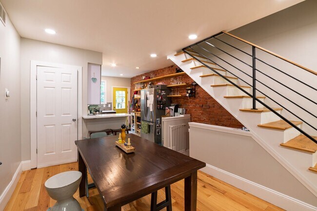 Building Photo - Two Bed East Kensington Townhouse