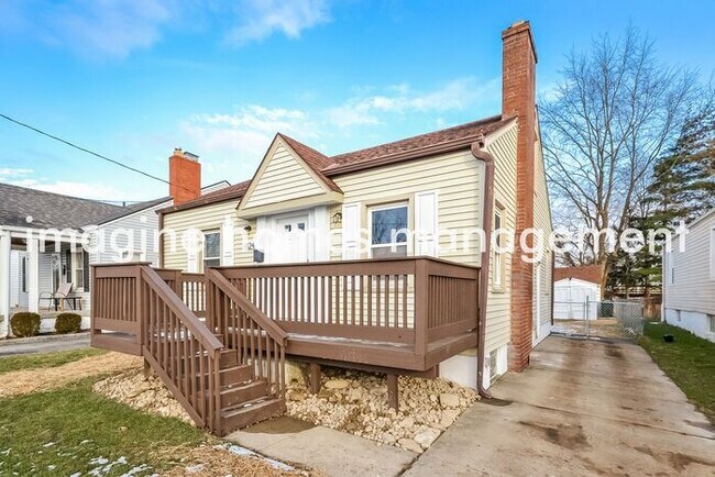 Foto del edificio - Charming 3 Bedroom Cape Cod Home in Deer Park