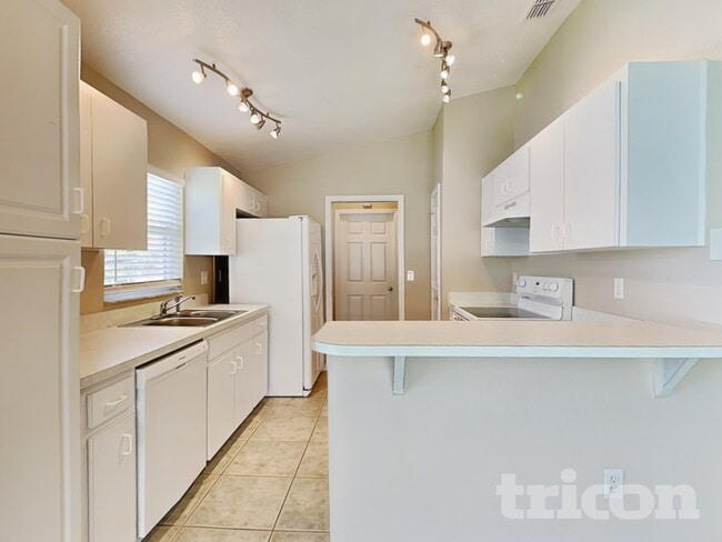 Building Photo - 7641 Manor Dr