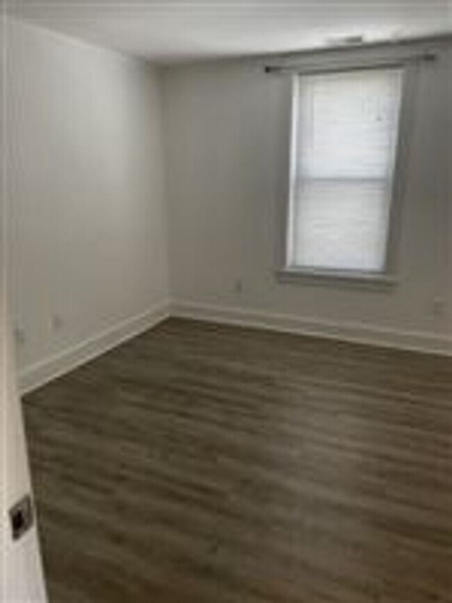 Foto del edificio - 875 E 2nd St