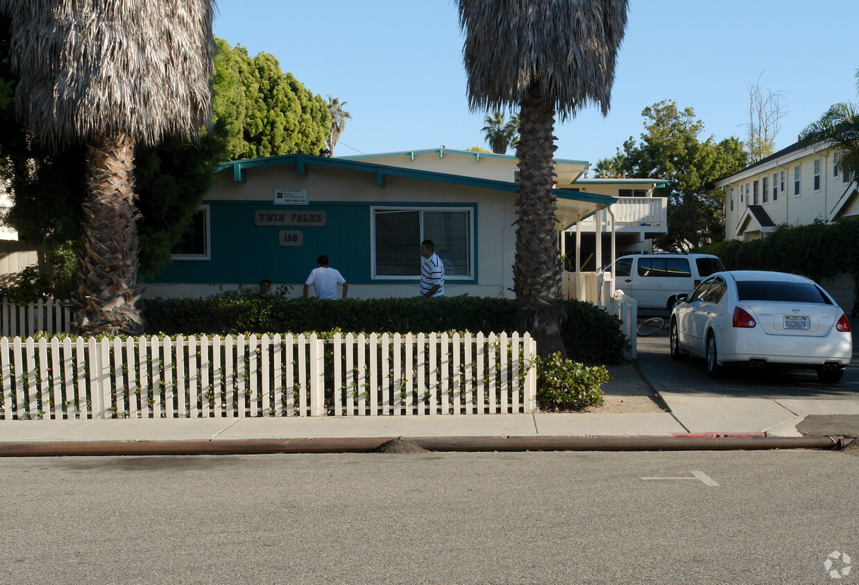 Building Photo - Twin Palms