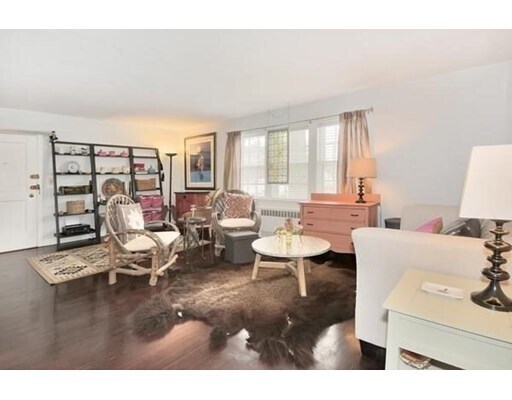 Foto del edificio - 35 Hammond Pond Pkwy