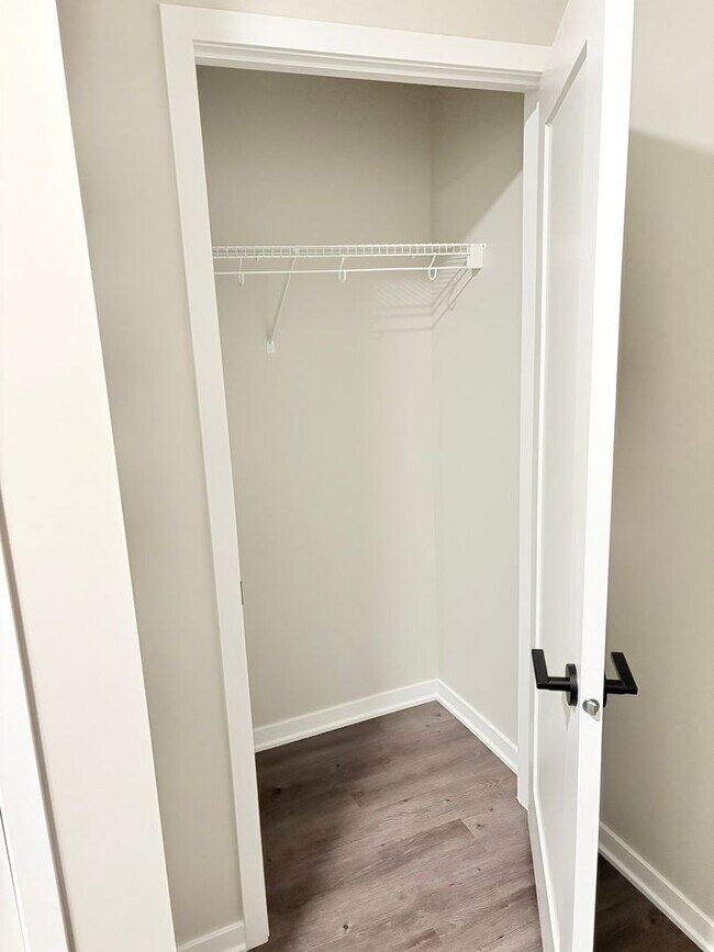 Foto del edificio - Fully Furnished 1 bedroom with Den! Short Term Lease Available