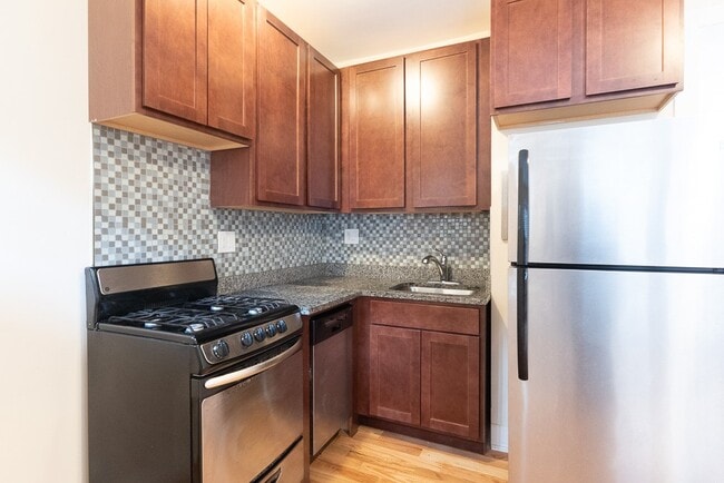 Building Photo - 3732 N Pine Grove Ave