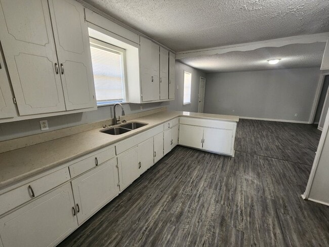Building Photo - 1501 Bishop Warren Dr