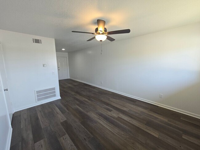 Foto del edificio - Newly Remodeled 2 Bed/1.5 Bath Apartment i...