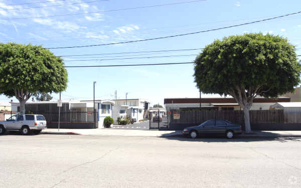 Building Photo - Los Flamingo's Lodge (prior)