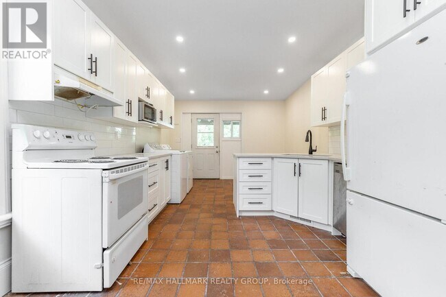 Photo du bâtiment - 127 Henderson Ave