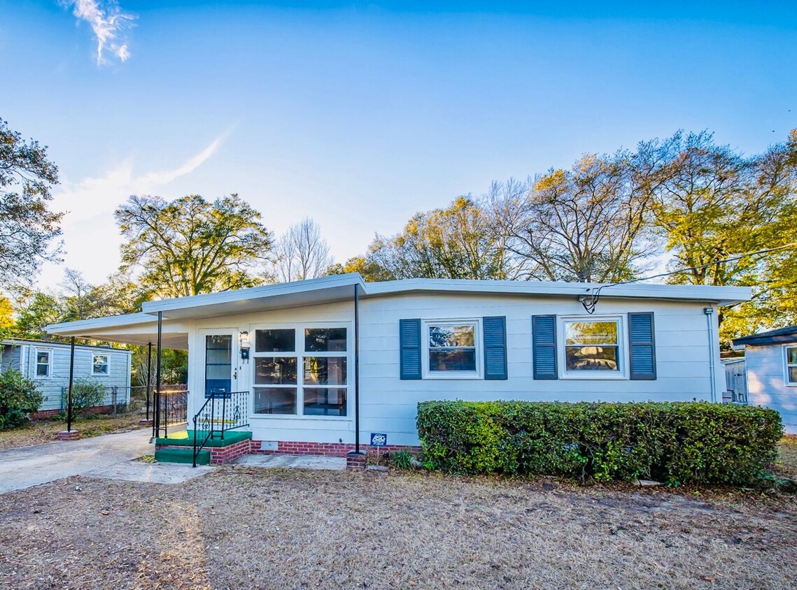 Primary Photo - SUNSET PARK - Adorable cottage style home ...