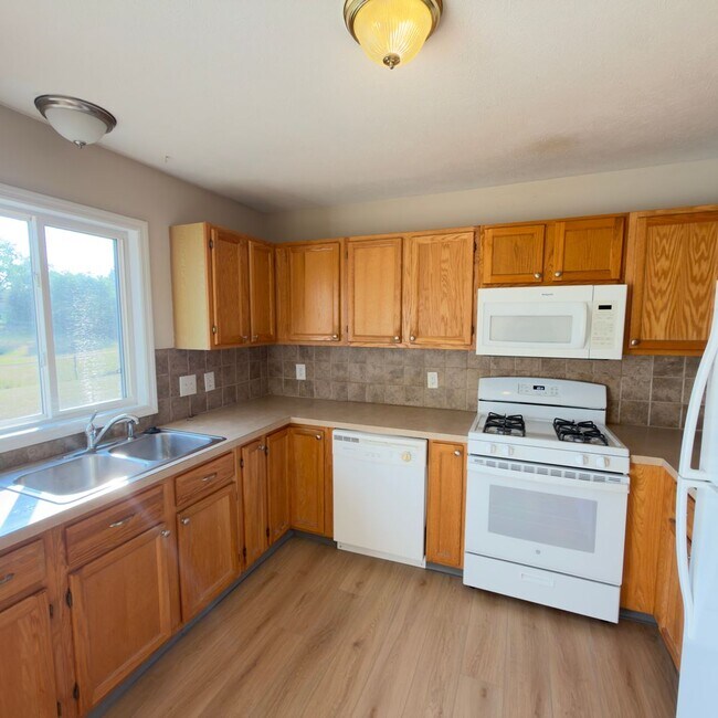 Building Photo - 3 Bedroom Duplex in Rockford!
