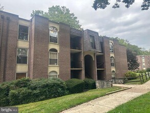 Building Photo - 3330 Woodburn Village Dr