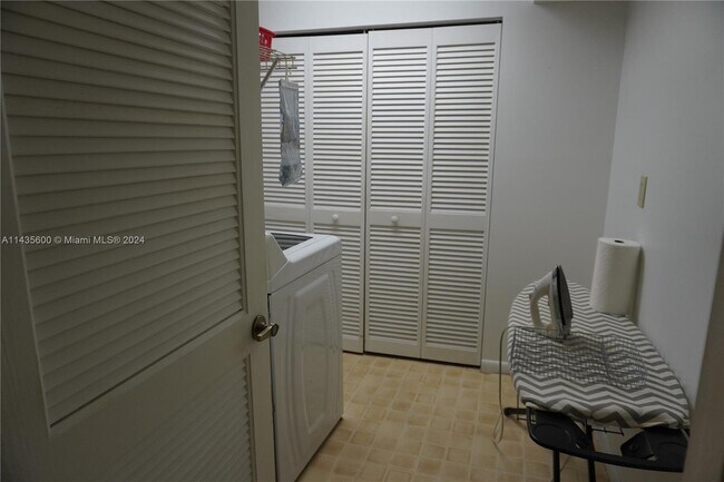 Building Photo - 4940 E Sabal Palm Blvd