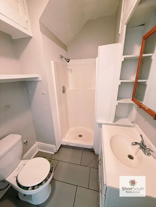 Foto del edificio - Updated 2 Bed 1 Bath upper apartment