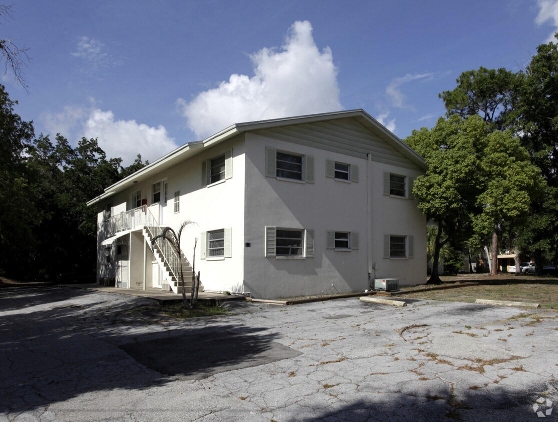 Primary Photo - Sandalwood Apartments